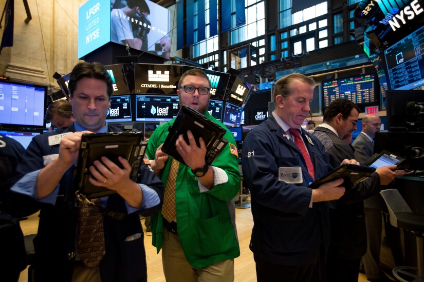 floor-stock-exchange-traders-bl022517