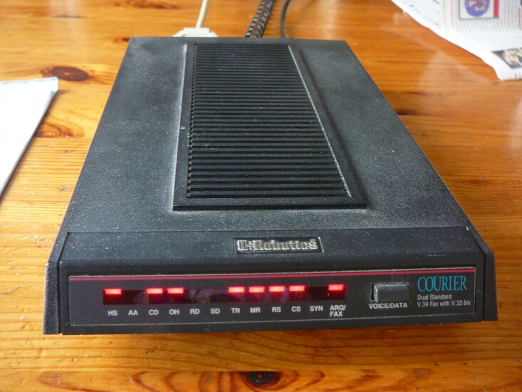 Modem-usr-courier-v34-front-online.jpg